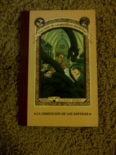 Cover art for La Habitacion de los Reptiles / The Reptile Room (A Series Of Unfortunate Events Book #2) (Spanish Edition)