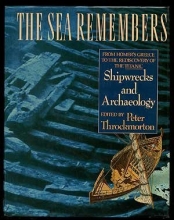 Cover art for The Sea Remembers: Shipwrecks and Archaeology : From Homer's Greece to the Rediscovery of the Titanic